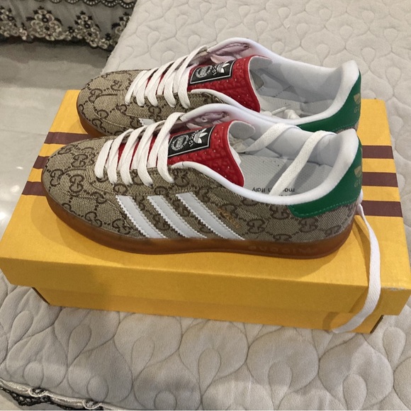 Gucci Women's Signature Sneakers Iconic Design and Premium Craftsmanship - Picture 1 of 5